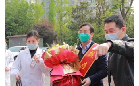 曾普華醫(yī)生抗疫歸來14天后走出隔離區(qū)：先來看看我的病人們！