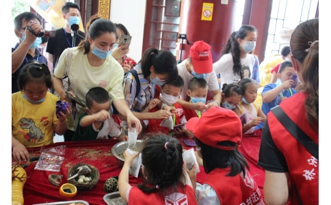 20余名小記者齊聚漢方神農(nóng)中醫(yī)館，探秘端午民俗里的中醫(yī)藥文化！